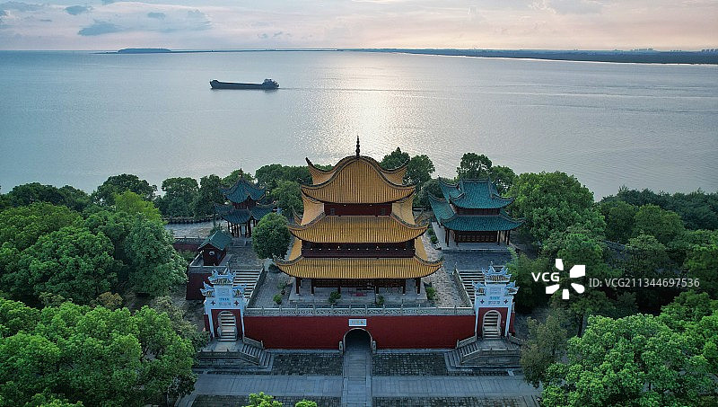 航拍视角下的岳阳楼图片素材