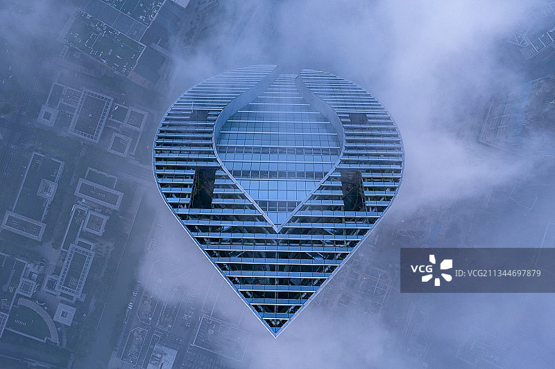 云雾中的摩天高楼图片素材