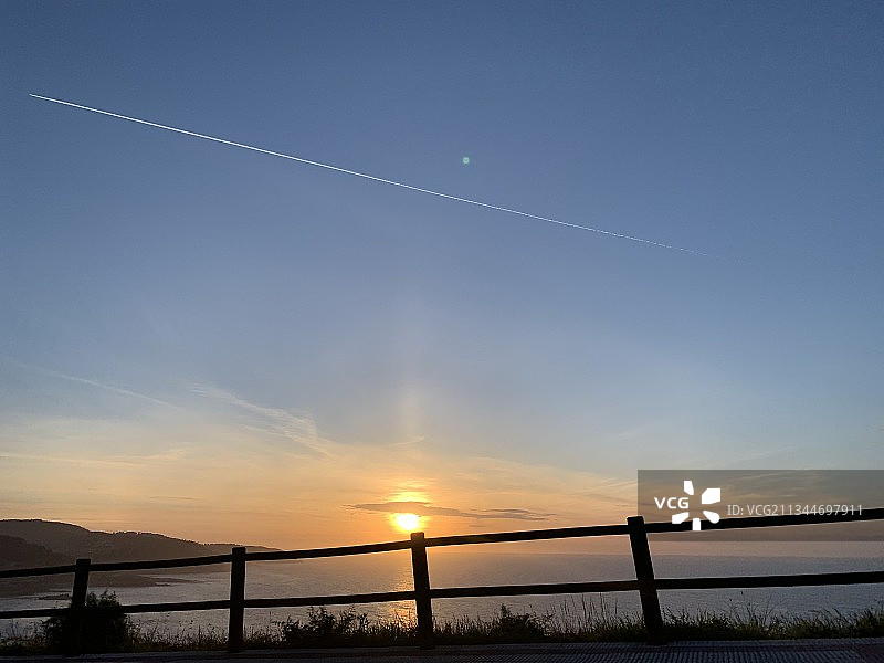 日落时分西班牙阿泰克索海面桥梁剪影图片素材