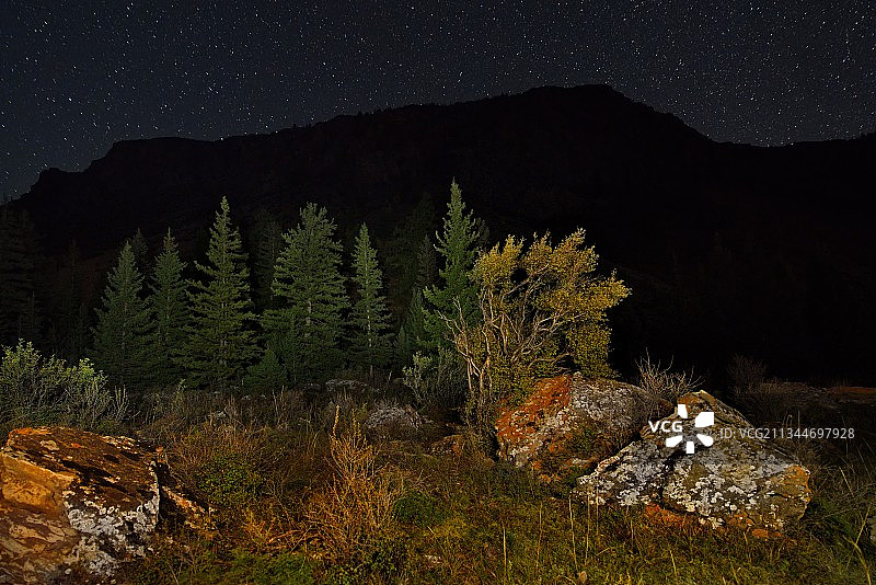 夜晚天空衬托下的山景图片素材