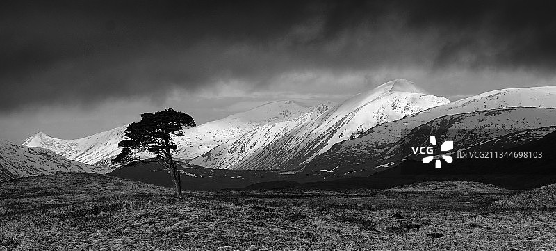 白雪皑皑的山在天空的衬托下的风景图片素材