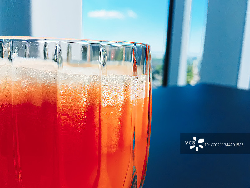 玻璃杯里的饮料在桌子上的特写图片素材