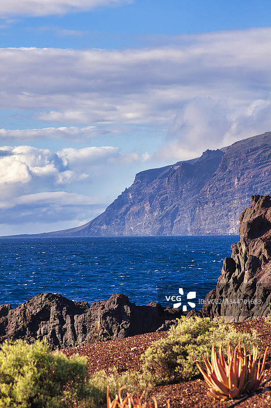 海和山在天空的风景图片素材
