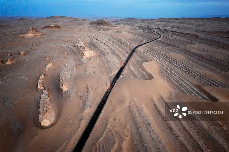 航拍沙漠公路图片素材