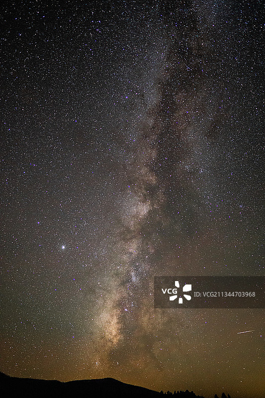 亚利桑那州白山夜空星空低角度景观，美国图片素材