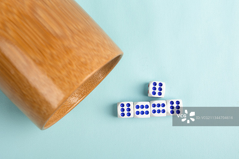 筛盅下的骰子图片素材