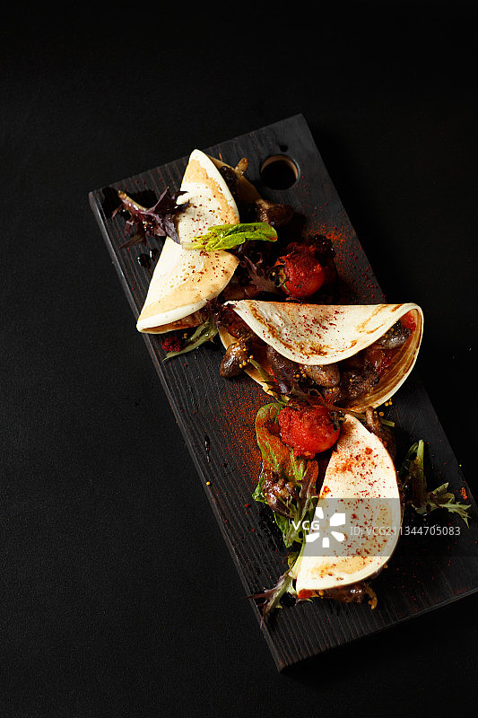 切菜板上食物的高角度视图图片素材