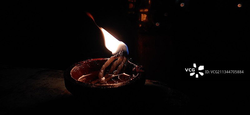 暗室中燃烧的油灯特写图片素材