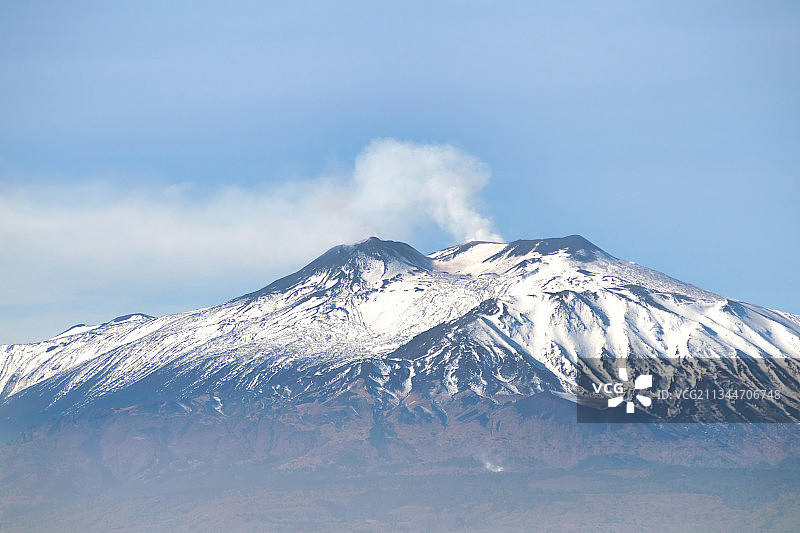 意大利墨西拿陶尔米纳雪山风光图片素材