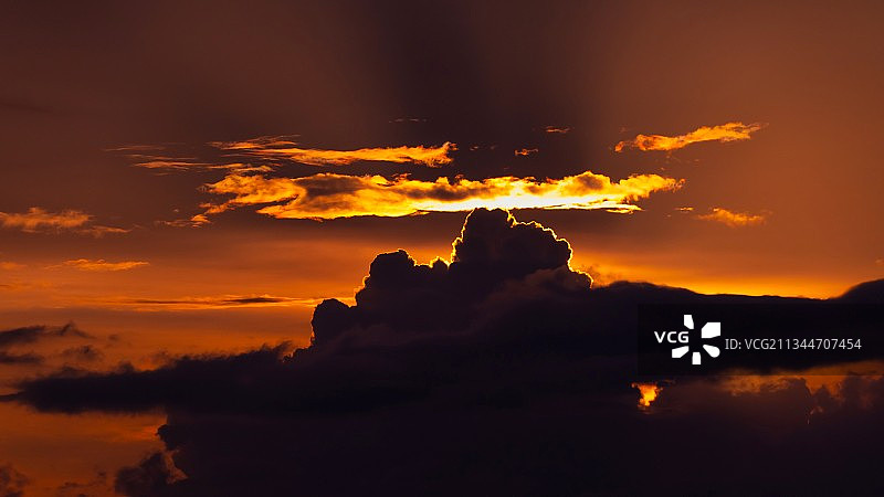 印度喀拉拉邦内恩梅尼，日落时分的壮丽天空仰视角度照片图片素材