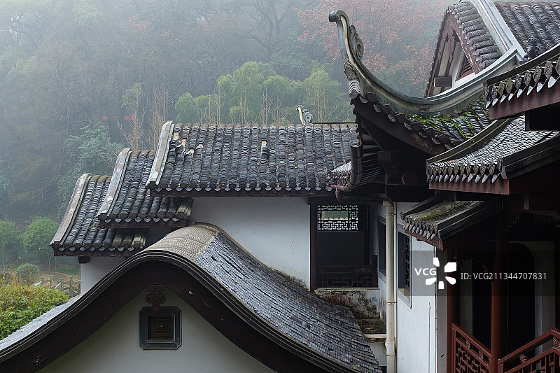 湖南雨雾中的岳麓书院，古建筑图片素材
