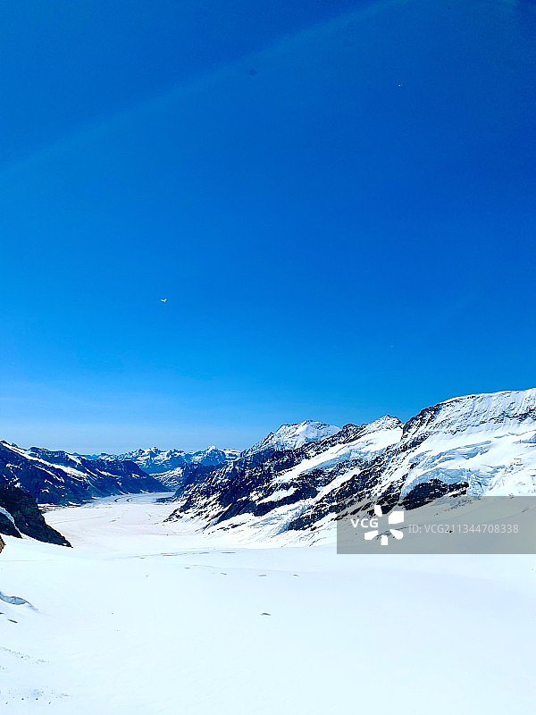 白雪皑皑的群山映衬着湛蓝的天空图片素材