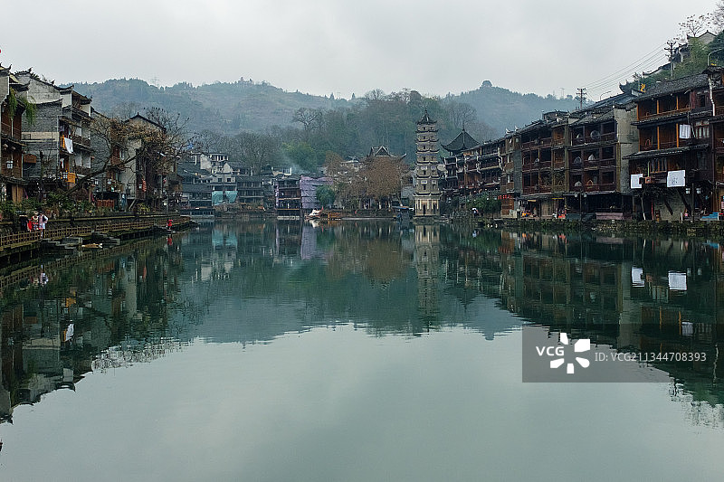 湖南湘西烟雨中的凤凰古城图片素材