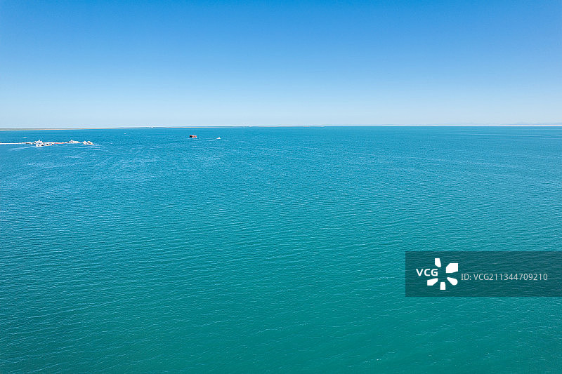 高视角航拍晴朗蓝天下宽阔无边的共和县二郎剑景区青海湖风光图片素材