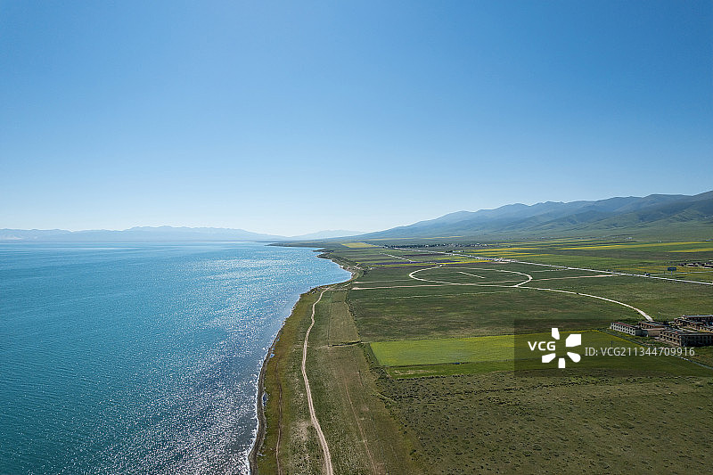 高视角航拍晴朗蓝天下宽阔无边的共和县二郎剑景区青海湖风光图片素材