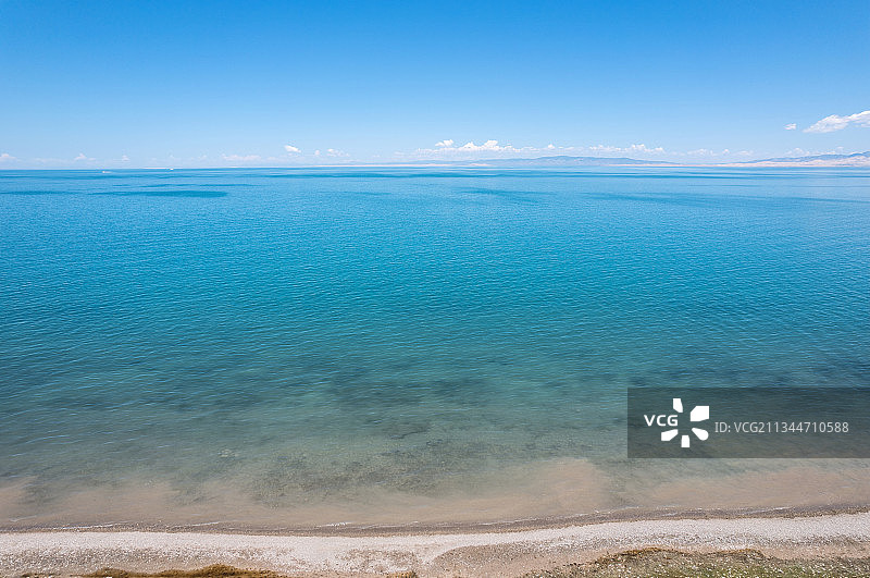 高视角航拍晴朗蓝天下宽阔无边的共和县二郎剑景区青海湖风光图片素材