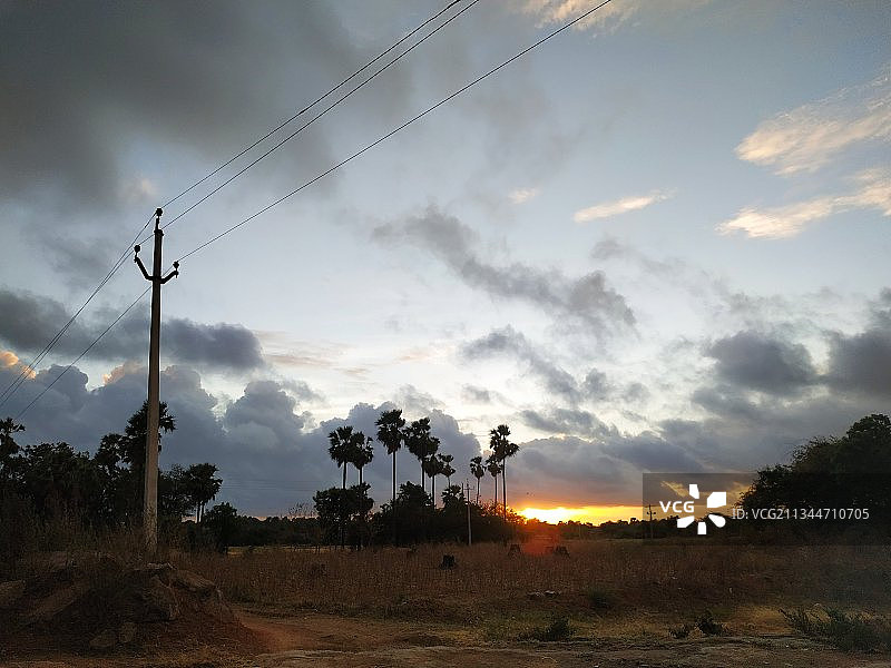 印度瓦朗加尔日落田野风光图片素材
