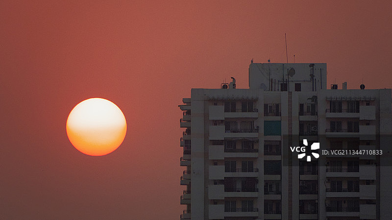 低角度视角拍摄日落时法里达巴德的建筑，哈里亚纳邦，印度图片素材