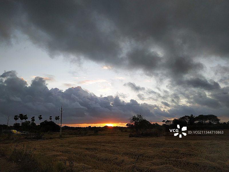 印度瓦朗加尔日落田野风光图片素材