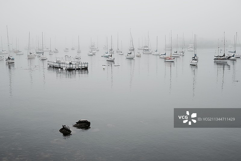 美国加州蒙特雷湖中停泊的帆船高角度景观图片素材