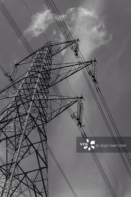 低角度拍摄的英国纽瓦克南克利夫顿的电线塔图片素材