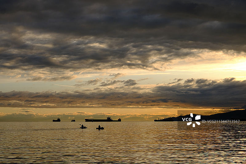 加拿大不列颠哥伦比亚省，英吉利湾日落时分的海景图片素材