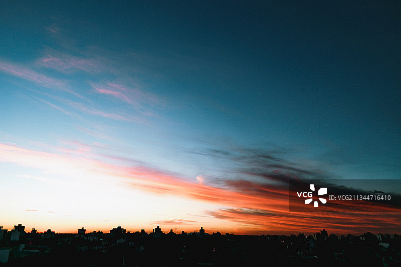 日落时分阿根廷布宜诺斯艾利斯拉普拉塔的建筑轮廓图片素材