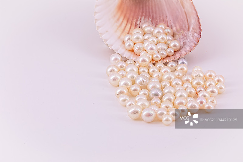 俯视角度拍摄的白色背景上的珍珠饰品，美国德克萨斯州麦金尼图片素材
