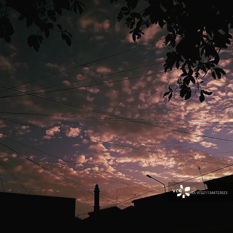 日落时分天空下的建筑物剪影低角度景观图片素材