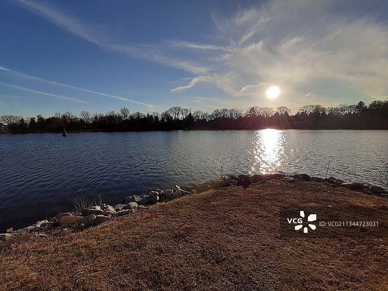 日落时天空映衬下的湖景图片素材