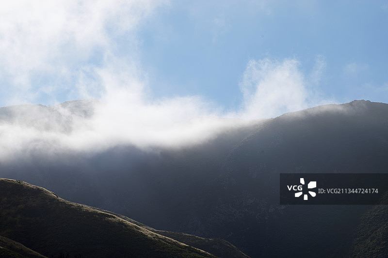 低角度拍摄加利福尼亚大苏尔山脉风光图片素材