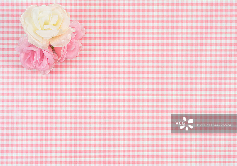 桌布上粉色玫瑰的高角度景观图片素材