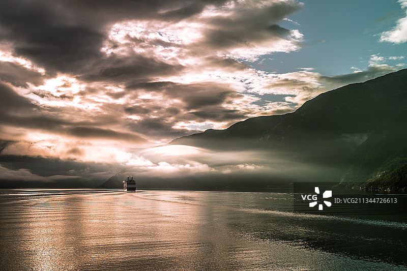 挪威日落时分的海景图片素材