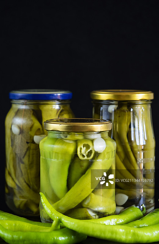 桌子上罐子里装着各种蔬菜的特写，基辅，乌克兰图片素材