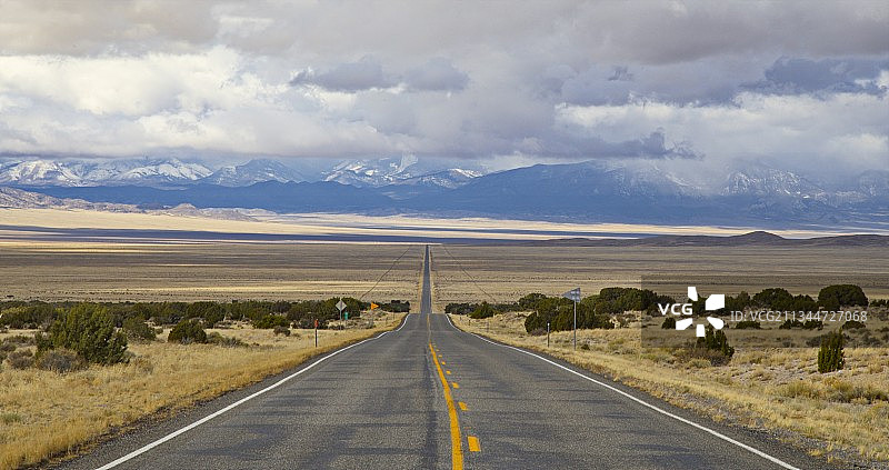 美国犹他州的乡村道路图片素材