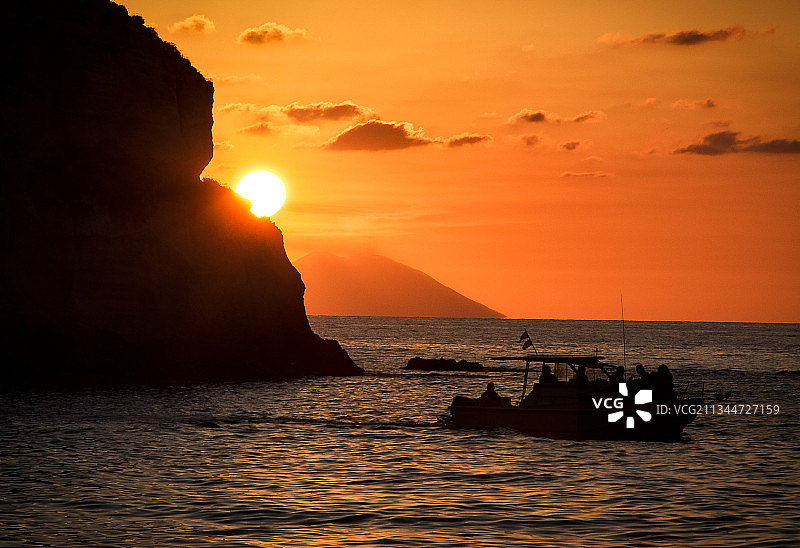 意大利维博瓦伦蒂亚省特罗佩亚，日落时分天空下海中的船只剪影图片素材