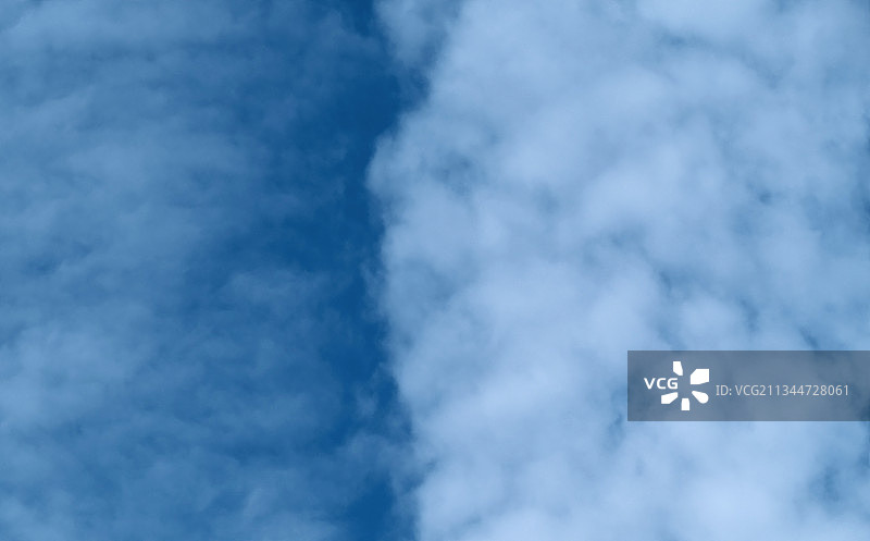 天空中的云的低角度视图图片素材