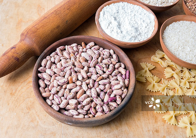 烘焙原料：面粉和意大利面图片素材