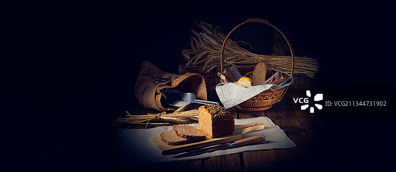 黑色背景下桌上食物的特写图片素材