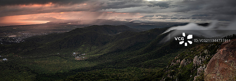 汤斯维尔日落时分壮丽的山景（澳大利亚昆士兰州）图片素材