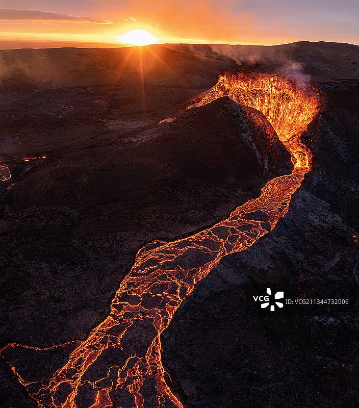 冰岛火山坑熔岩与蒸汽航拍，位于南部半岛地区图片素材
