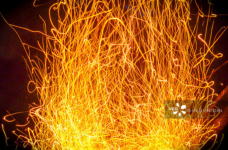 特写：夜晚罗马尼亚阿拉德的火焰图片素材