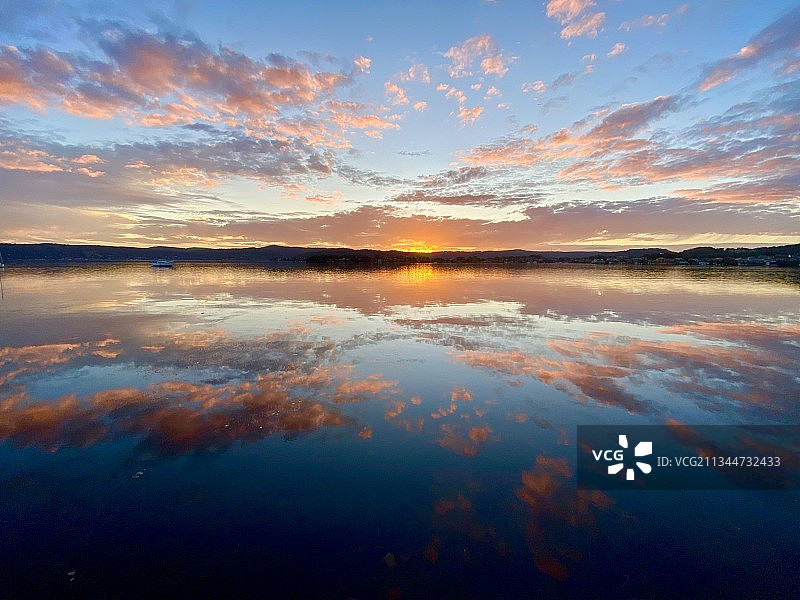 日落时分澳大利亚新南威尔士戈斯福德湖的风景图片素材