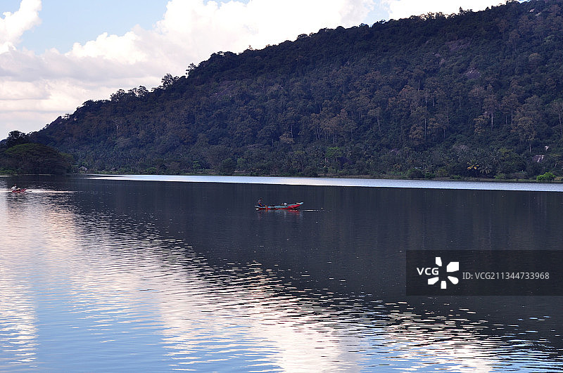 天空映衬下的湖景图片素材