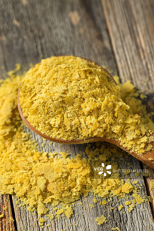 木桌上姜黄高角度景观图片素材