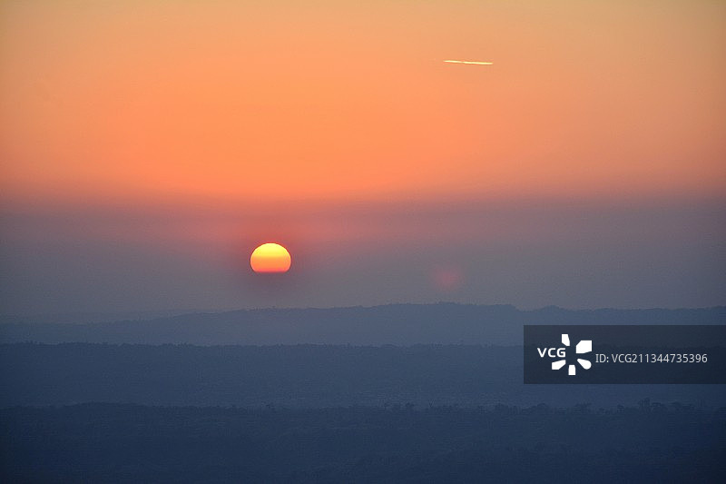 橙色天空衬托下山脉的剪影风景图片素材
