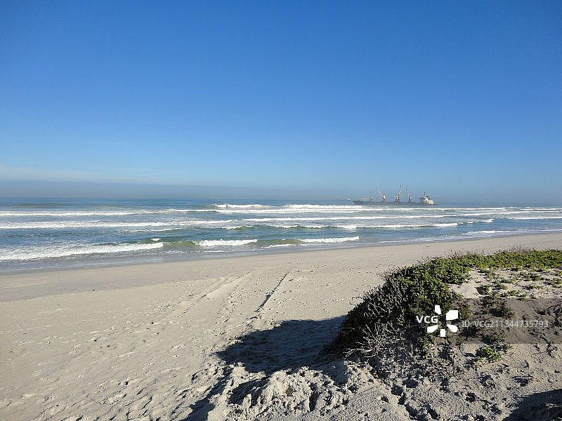 蔚蓝的天空衬托下的海滩风景图片素材