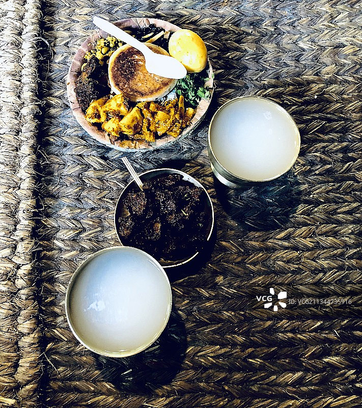 尼泊尔桌子上鸡蛋的俯视图图片素材