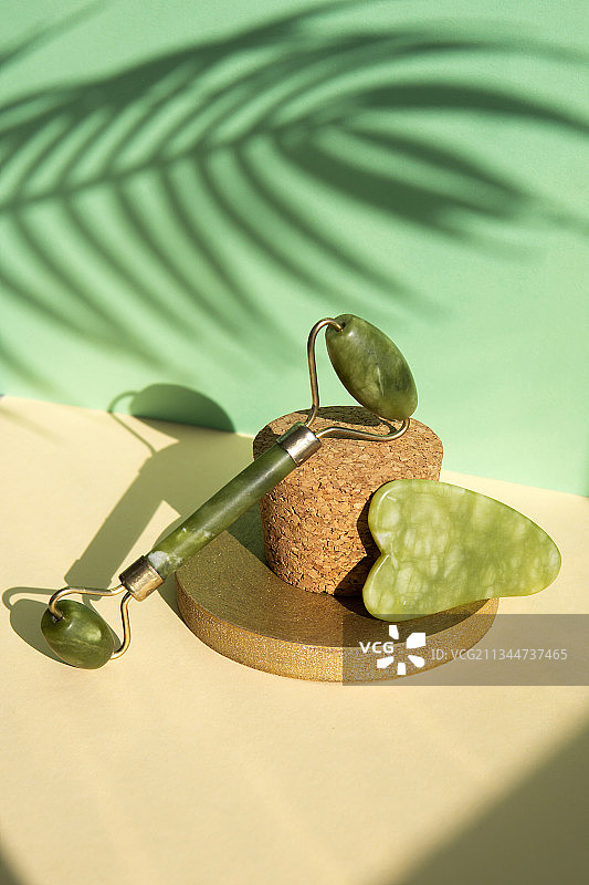 桌子上的太阳镜和树叶特写图片素材