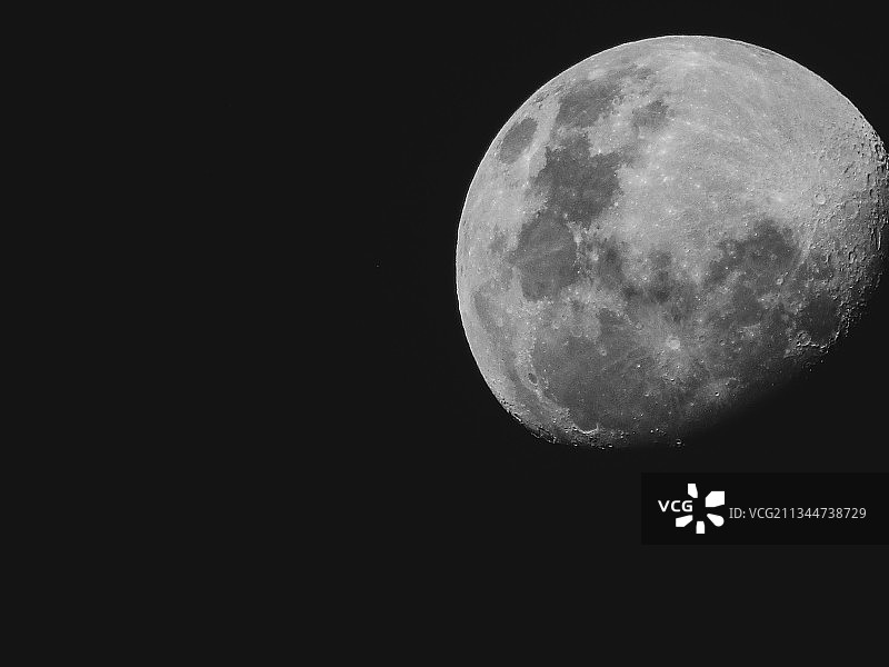 仰视印度奥里萨邦宾卡夜晚的月亮图片素材